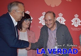 El hermano mayor, Jesús López Baquero, felicita a Diego Marín junto a la presidenta del Bando Moro, Gloria Gómez