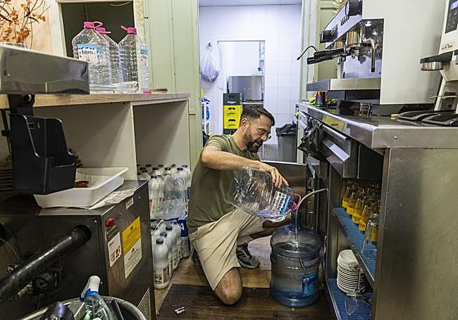 Adrián Palazón, en la Cafetería Atelier, en Santiago de la Ribera.