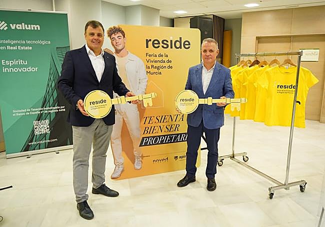 José Ramón Blázquez, a la derecha, junto a Ricardo Zamora, de Noved, en la presentación de la feria, ayer.