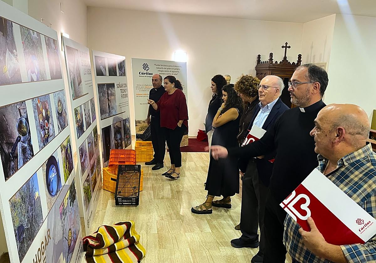 Inauguración de la muestra 'Entre plásticos, el hogar se inventa cada día', ayer en Cieza.
