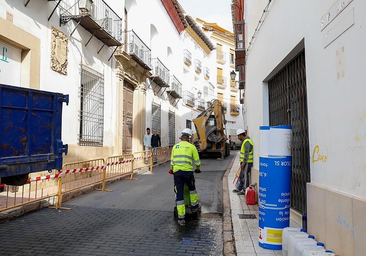 Obras para la renovación integral de la calle Selgas, ayer.