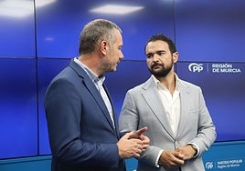 Joaquín Segado y Joaquín Zapata, este viernes, en la sede del PP regional.