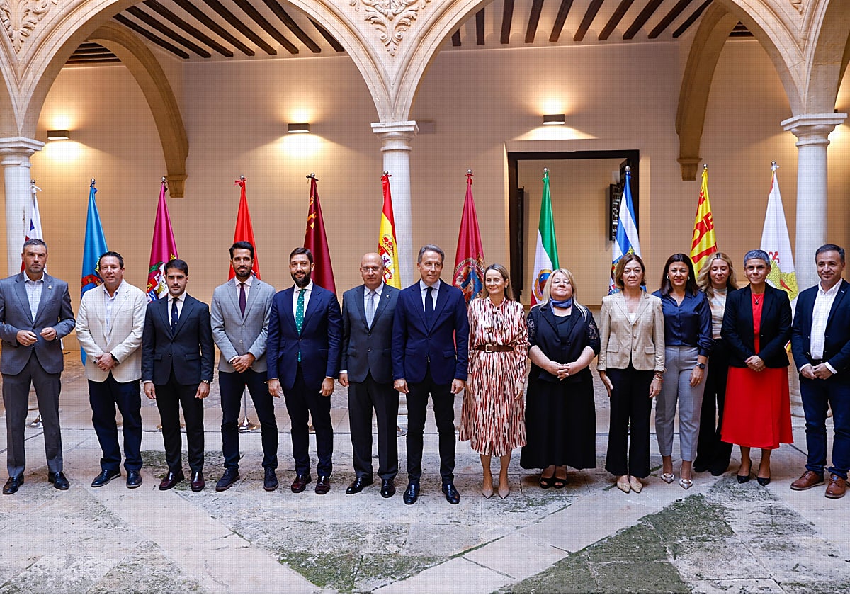 Los participantes en la Convención de Cascos Históricos posan en el patio del palacio de Guevara.