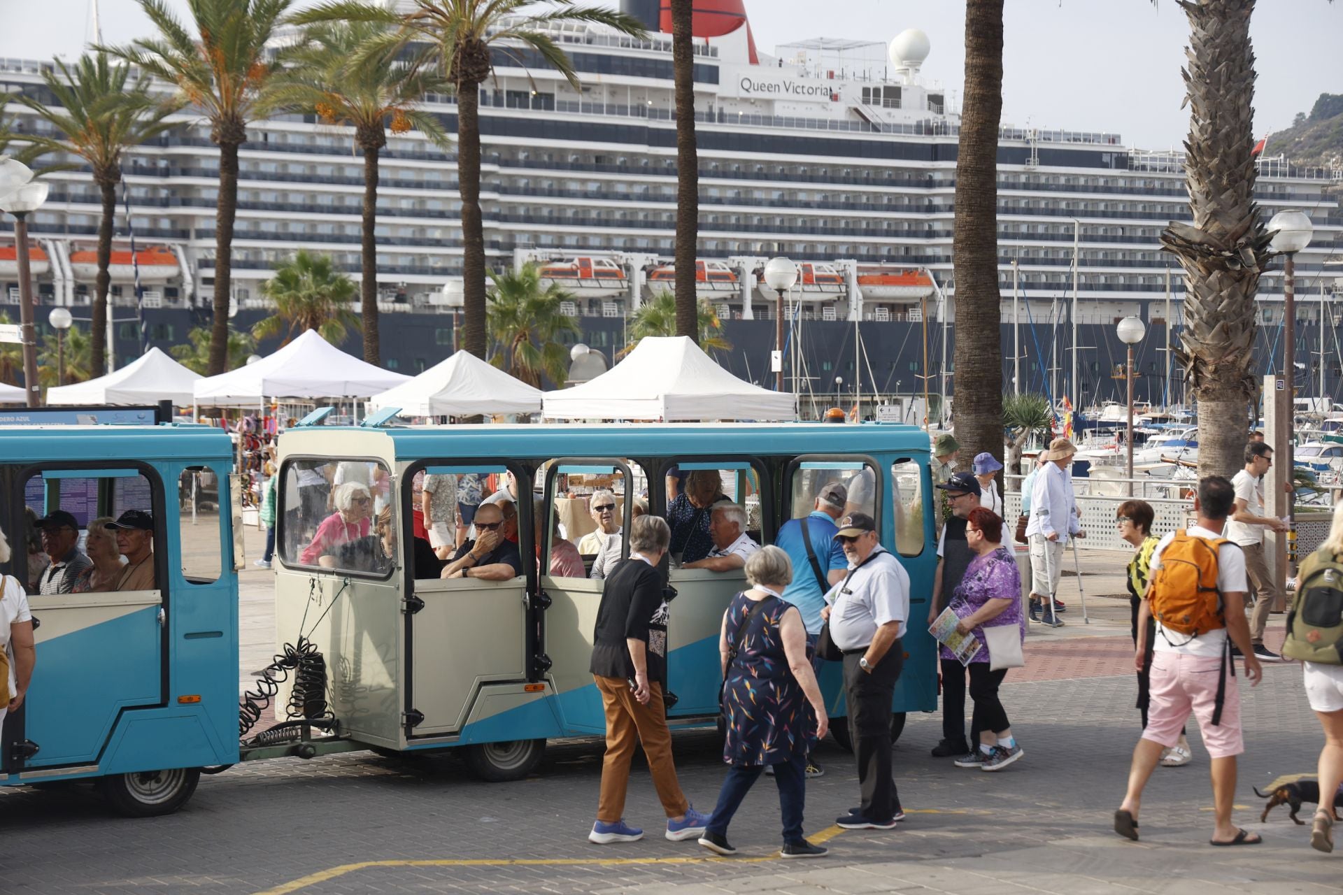 Más de dos mil turistas del crucero &#039;Queen Victoria&#039; desembarcan en Cartagena, en imágenes