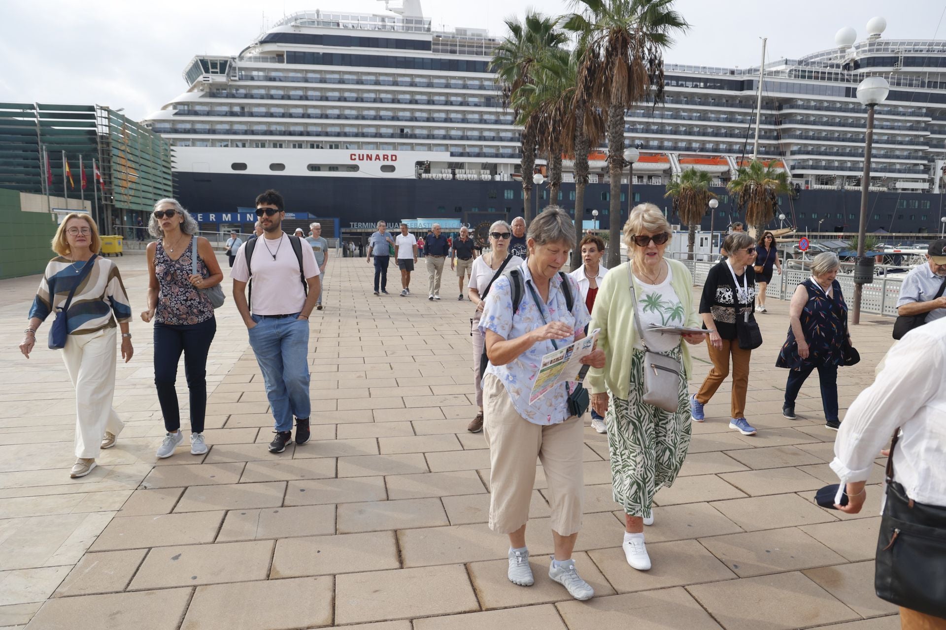 Más de dos mil turistas del crucero &#039;Queen Victoria&#039; desembarcan en Cartagena, en imágenes