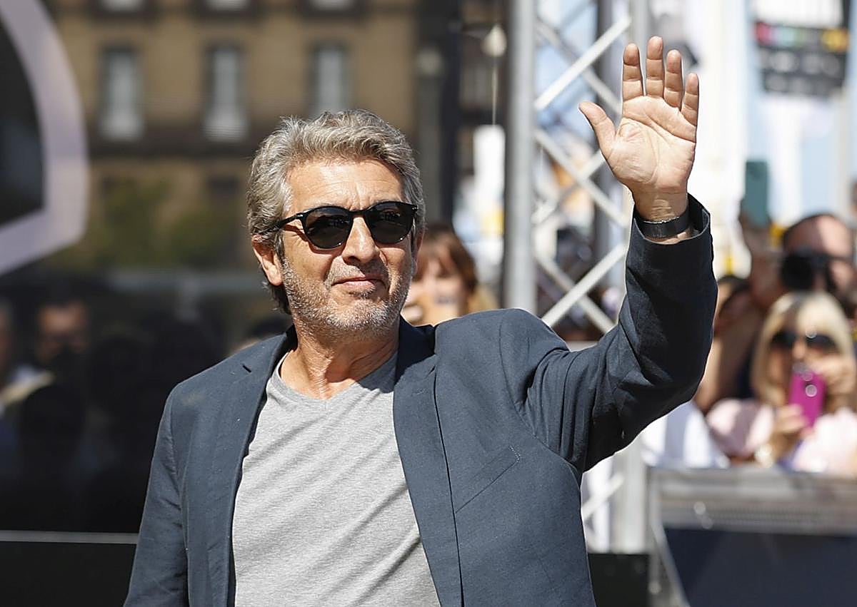 Imagen secundaria 1 - Arriba: Ricardo Darín y Andrea Pietra, bajo la dirección de Norma Aleandro, vuelven a España con esta obra maestra de Ingmar Bergman basada en la película del genial director sueco. Abajo: Darín en San Sebastián y en 'El Eternauta' (serie de televisión para Netflix creada y dirigida por Bruno Stagnaro, 2025). 