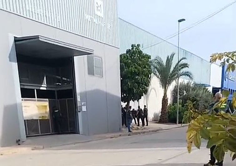 La Guardia Civil accediento a la nave, donde se encontraba la plantación.