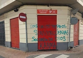 Las pintadas en la sede de la agrupación Murcia-El Valle este viernes.