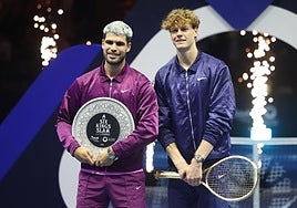 Carlos Alcaraz y Jannik Sinner, tras la final del Six Kings Slam que se llevó el italiano por 6-2 y 6-4.