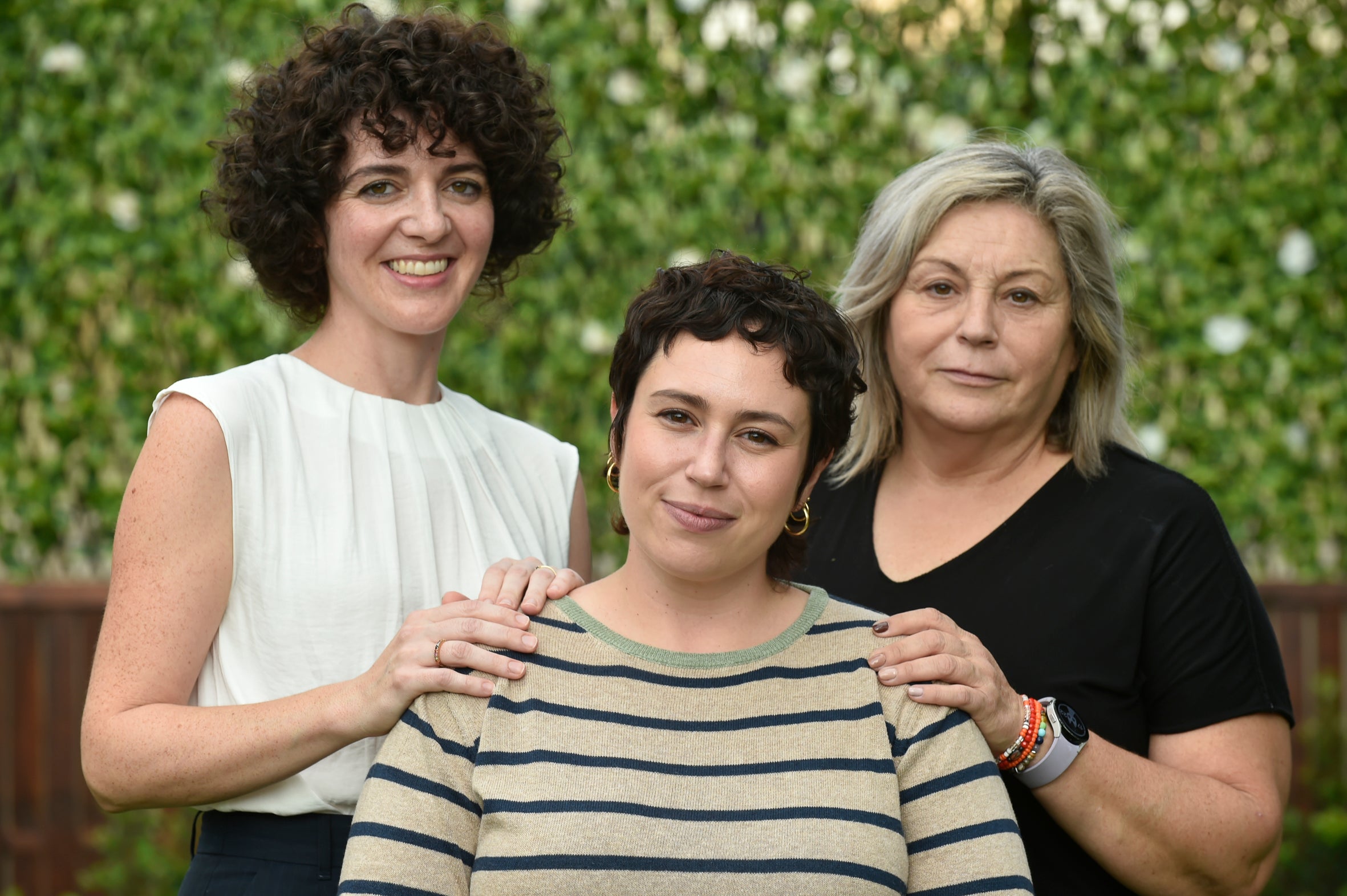 Toñi Galián, María Victoria y María Vidal, en la sede de la AECC en Murcia.