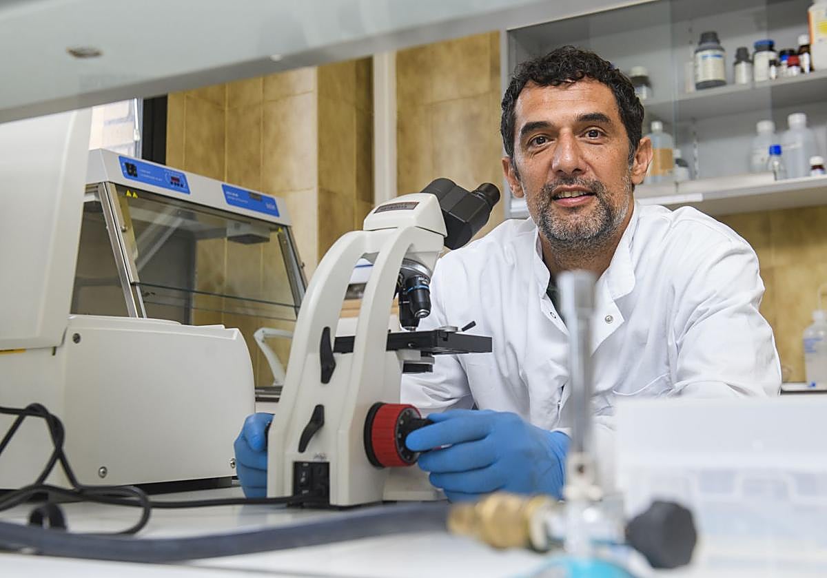 El profesor Christian de la Fe, en uno de los laboratorios de la Facultad de Veterinaria de la UMU, en Espinardo.