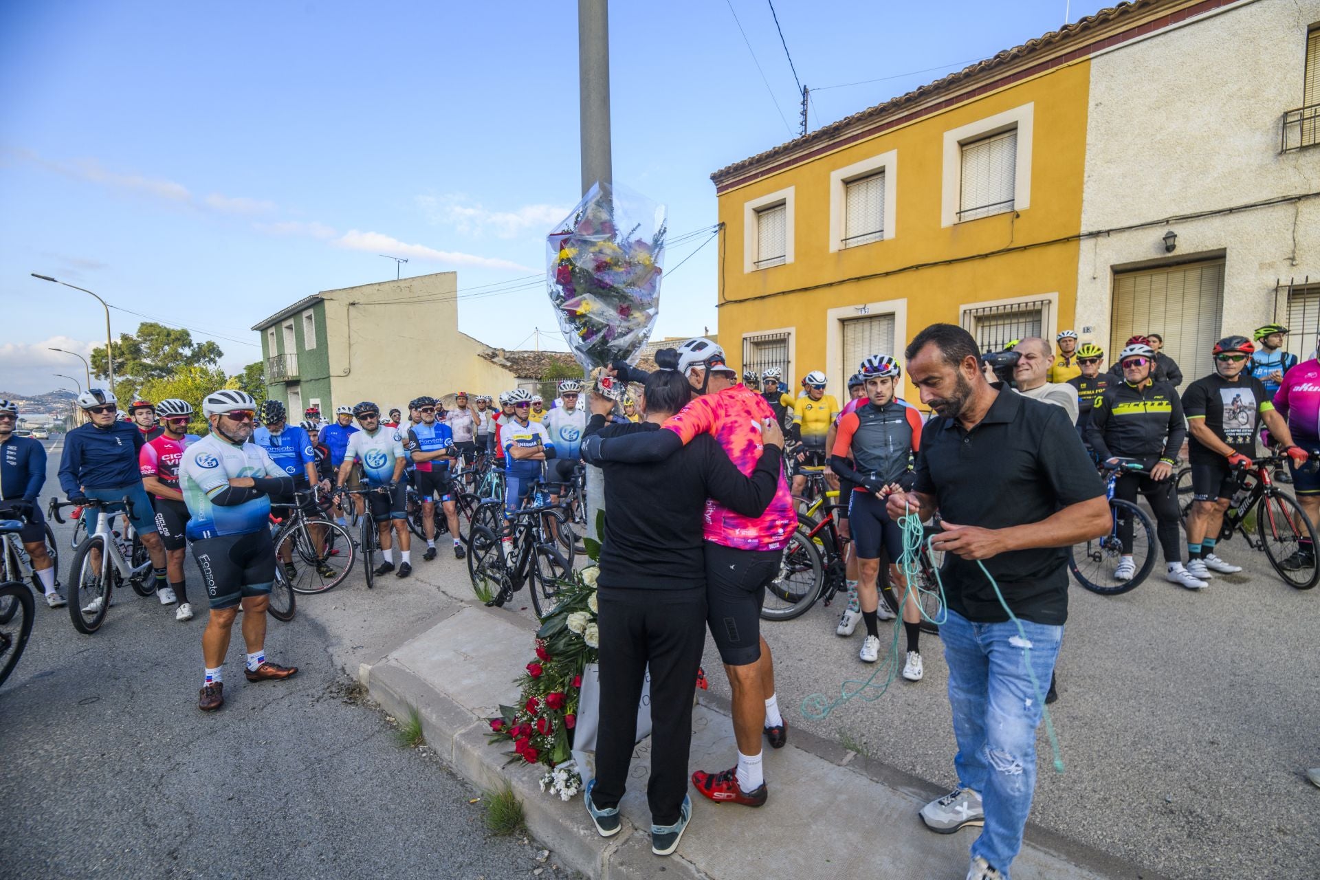 El homenaje al ciclista fallecido en Cobatillas, en imágenes