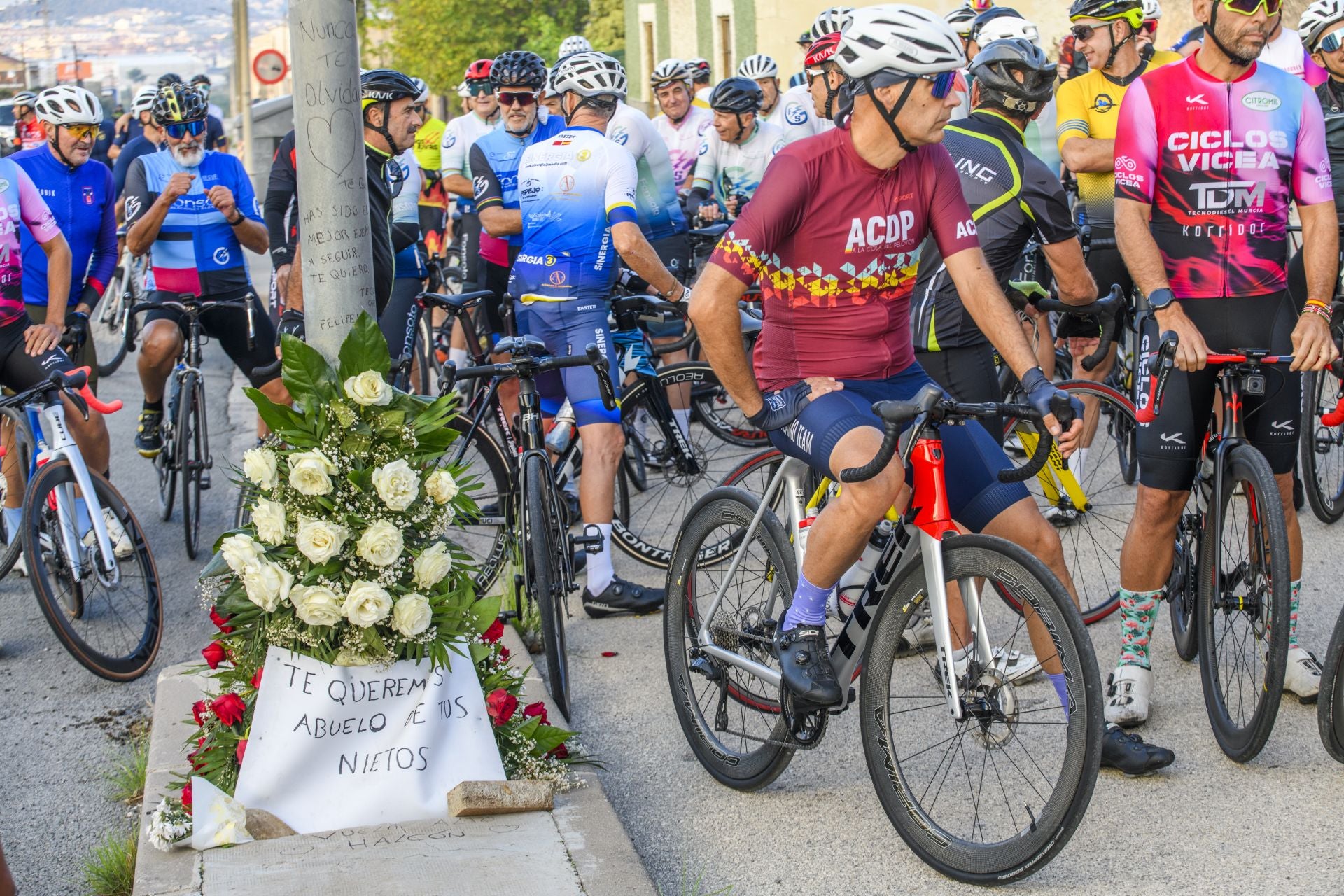 El homenaje al ciclista fallecido en Cobatillas, en imágenes