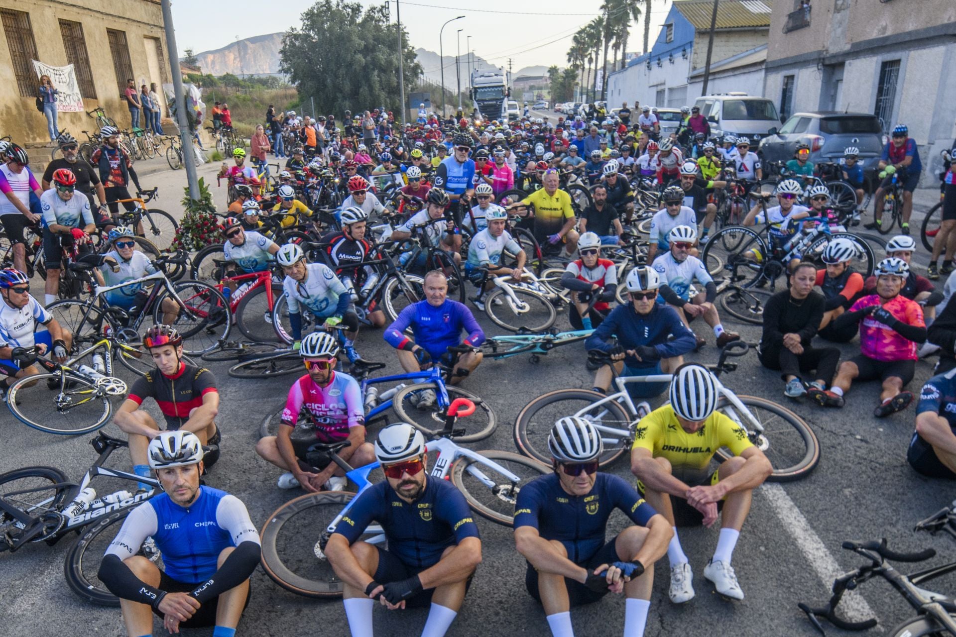 El homenaje al ciclista fallecido en Cobatillas, en imágenes