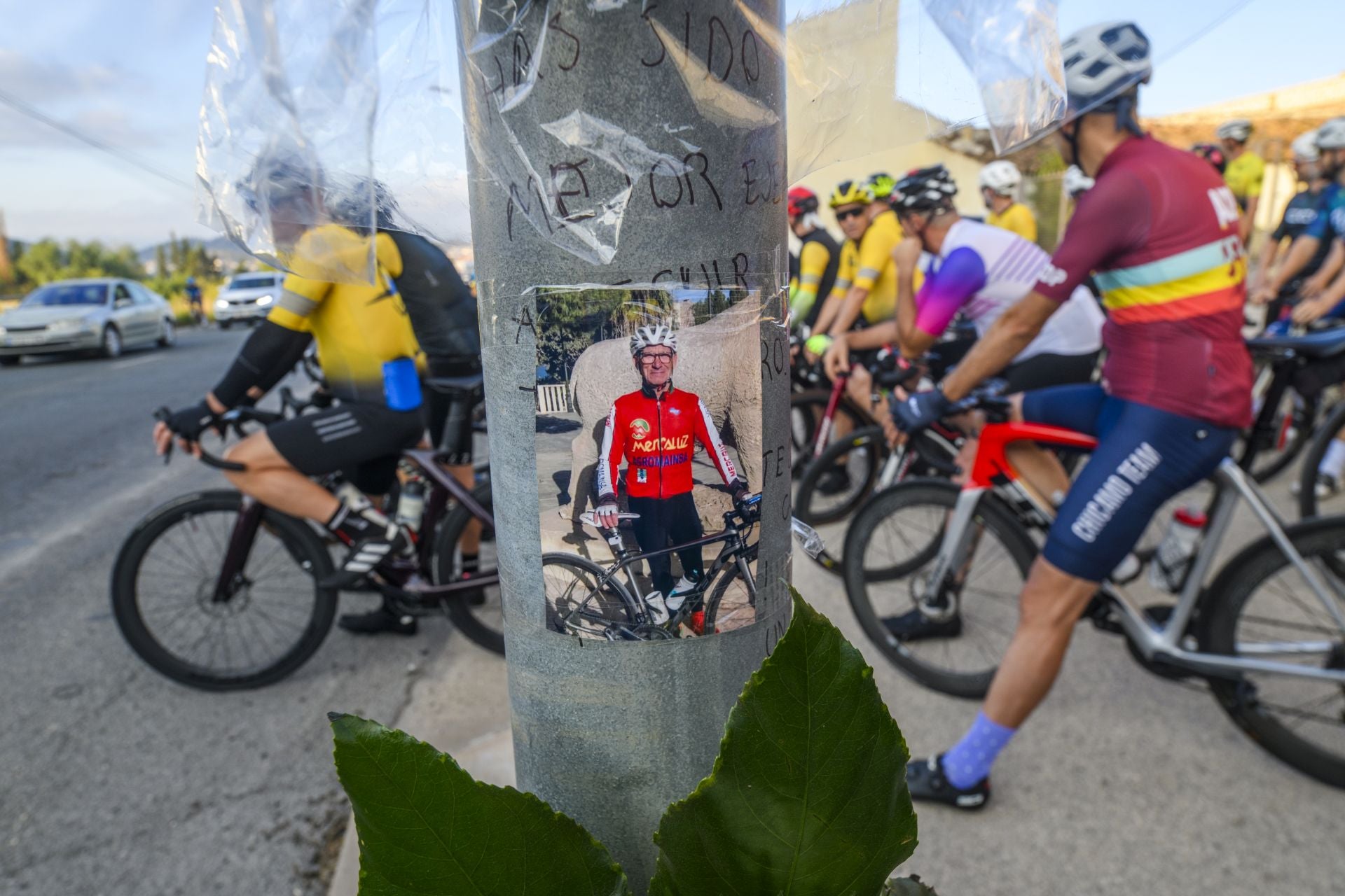 El homenaje al ciclista fallecido en Cobatillas, en imágenes
