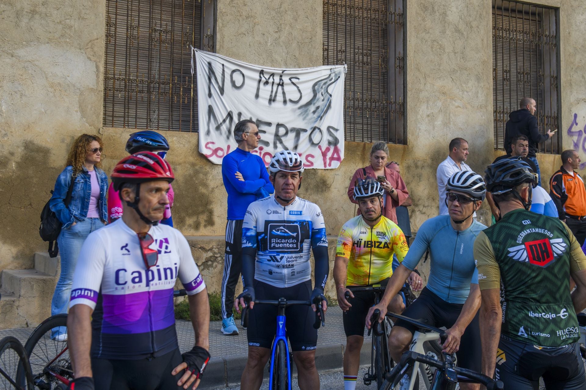 El homenaje al ciclista fallecido en Cobatillas, en imágenes