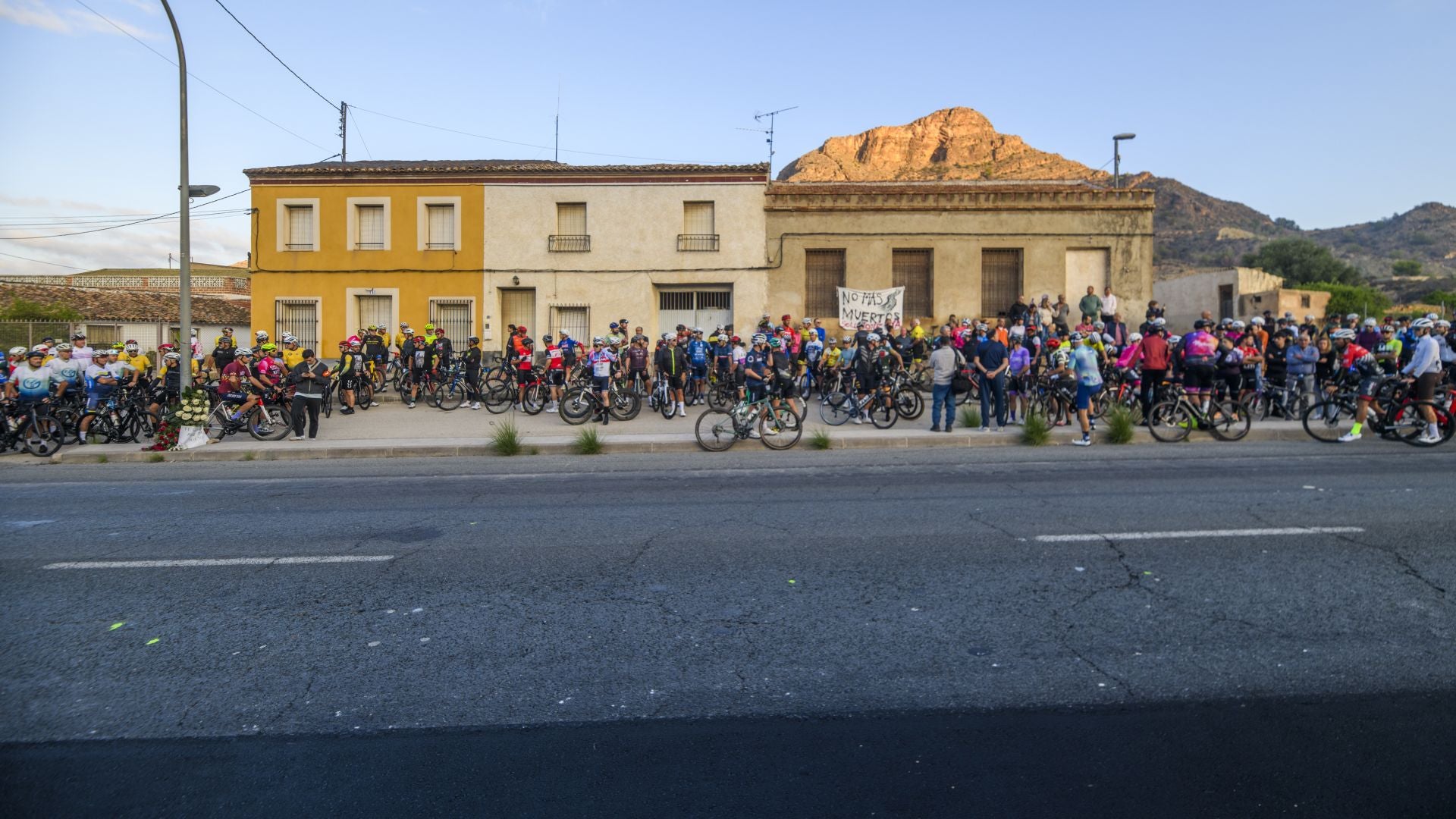 El homenaje al ciclista fallecido en Cobatillas, en imágenes