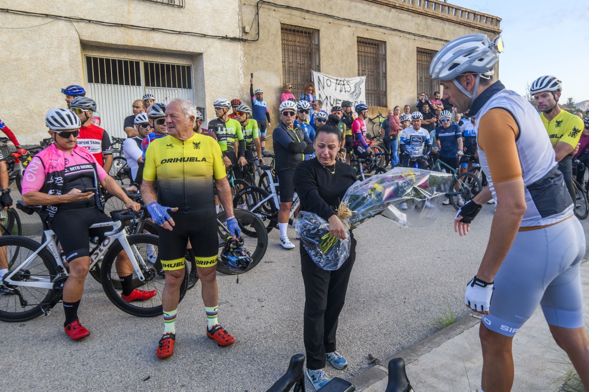 El homenaje al ciclista fallecido en Cobatillas, en imágenes