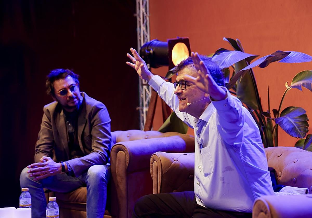 El escritor Javier Cercas, ayer en la Feria del Libro de Cartagena, con Antonio Lucas.