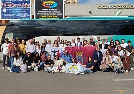 Los jóvenes cofrades, antes de partir hacia el Encuentro en Elche.