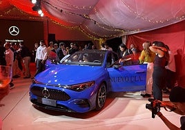 Invitados se asoman al nuevo CLA 100% eléctrico para ver su carrocería, interior y otros detalles.