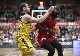 Marcelinho Huertas y Howard Sant-Roos, seguros de vida para sus equipos, en su último enfrentamiento, el pasado febrero.