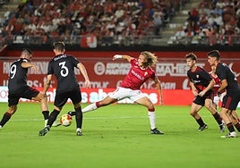 Pedro Benito, delantero del Real Murcia, intenta controlar un balón rodeado de cuatro jugadores del Sevilla Atlético en el estadio Enrique Roca.