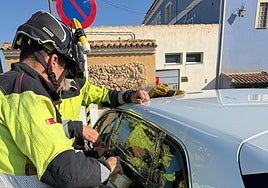 Los bomberos, este sábado, trabajando para abrir el coche.