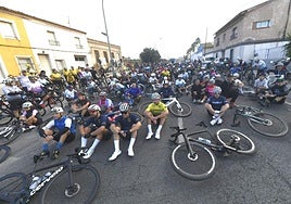 La sentada, este sábado, de los ciclistas.