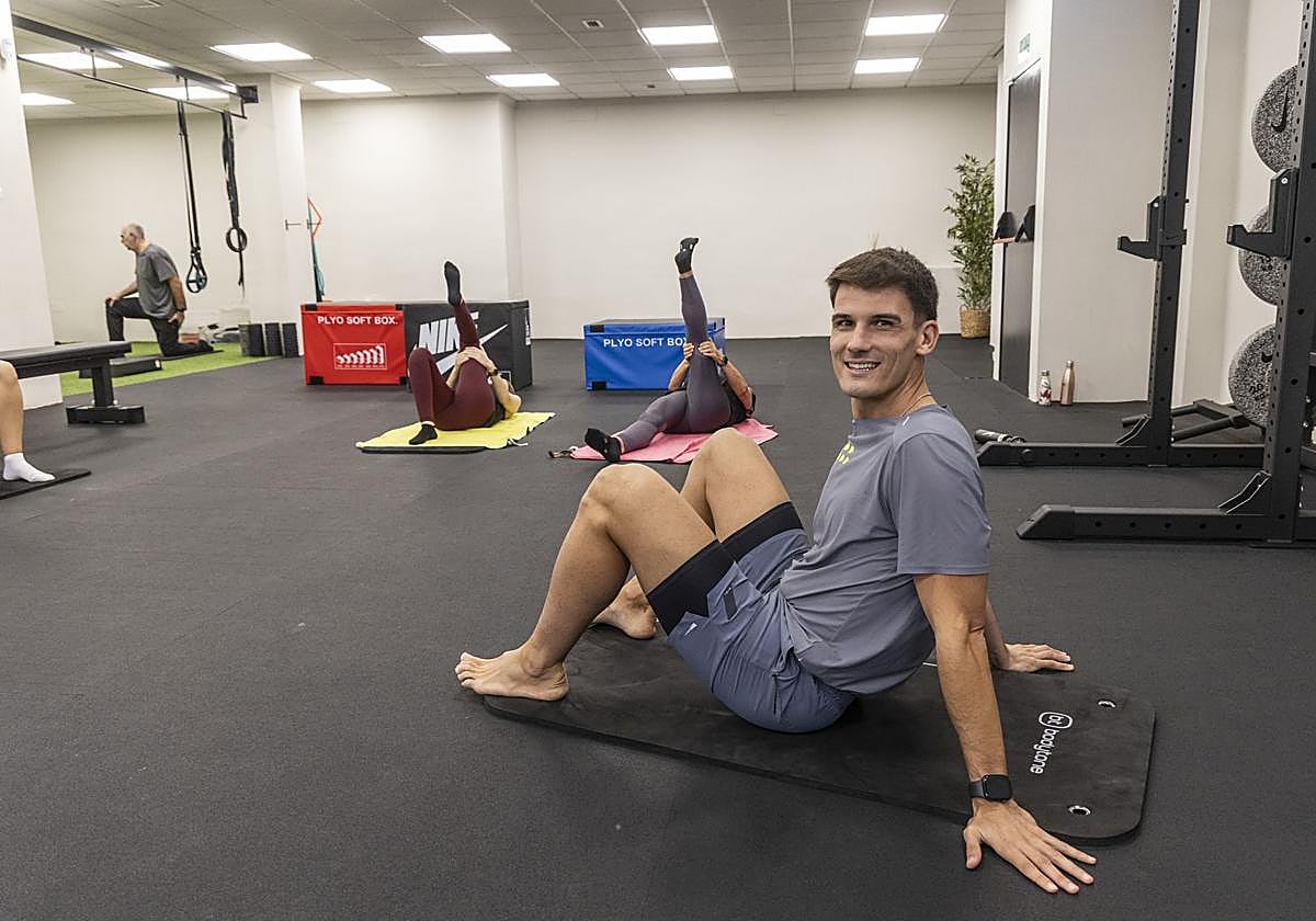 Álex Jiménez, exfutbolista del Efesé, durante una clase en el Espacio Moveo, el local que acaba de abrir en Cartagena.
