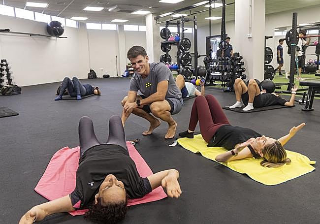 Entrenando. Álex Jiménez, el pasado juevesdurante una de sus clases en el EspacioMoveo de Cartagena.