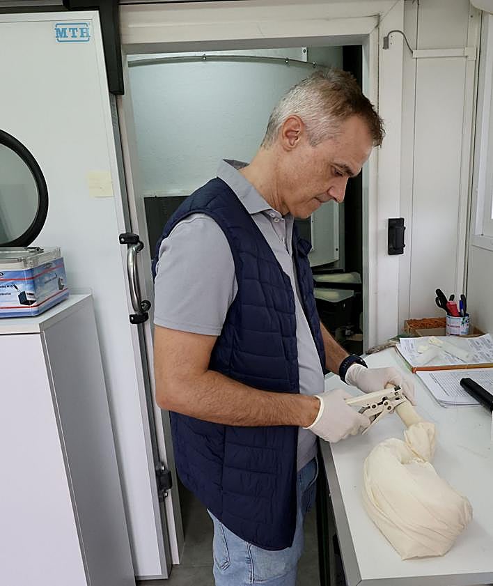 Imagen secundaria 2 - El técnico de mantenimiento Rafael Codina supervisa la estación radiométrica en la sede de la Aemet en Guadalupe. | El 'jardín meteorológico' de la Aemet en Guadalupe (Murcia). | El observador José Antonio Vera prepara un globo para hacer sondeos.