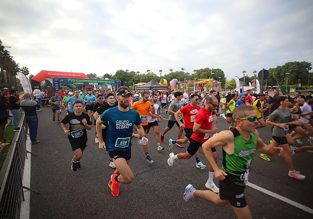 Salida de la carrera de empresas, este domingo, en Murcia.