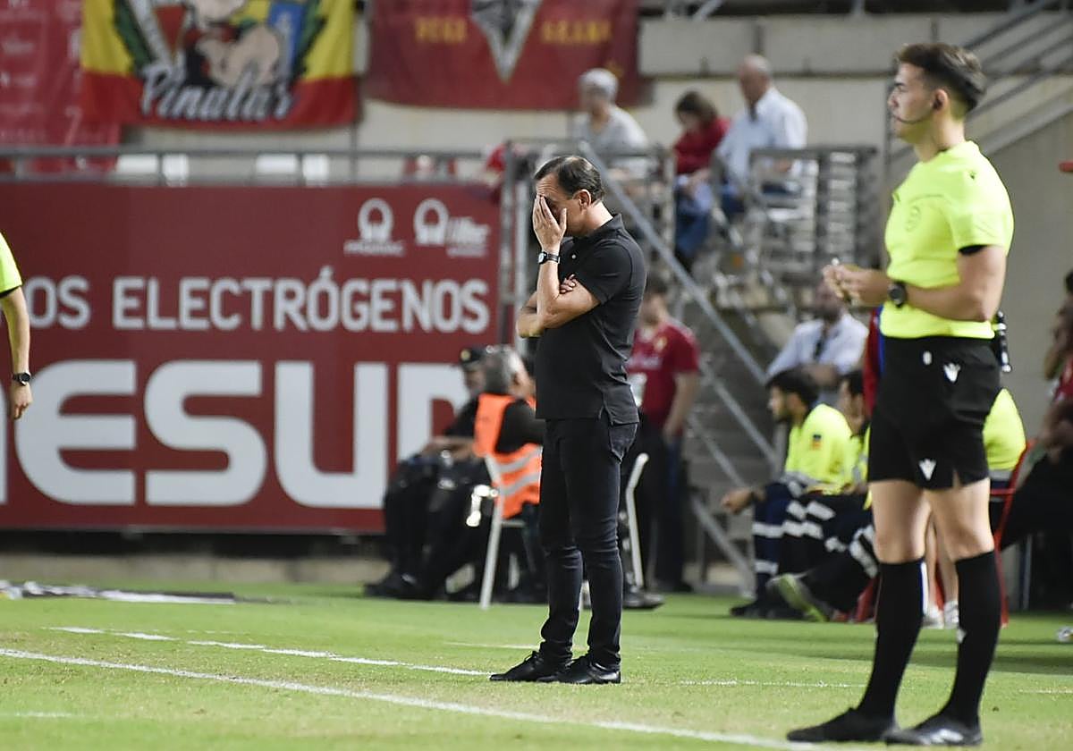 Joseba Etxeberria, cabizbajo en el partido ante el Ibiza