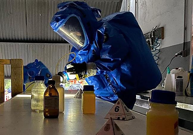 Un tedax de Murcia analiza botes con compuestos químicos en un laboratorio clandestino.
