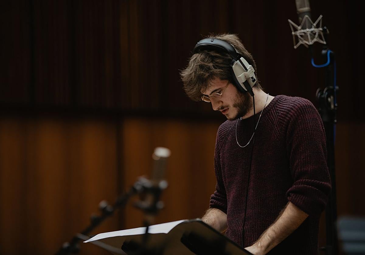 El músico y compositor Daniel Osiewala concentrado en su trabajo en el estudio.