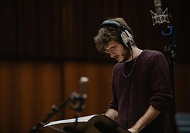 El músico y compositor Daniel Osiewala concentrado en su trabajo en el estudio.