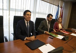 El presidente de Sacyr, Manuel Manrique, en abril en la Asamblea, en la comisión de investigación sobre la liquidación del aeropuerto, junto a Rubén Martínez Alpañez (Vox) y Carmina Fernández (PSOE).
