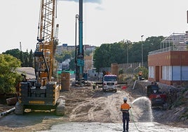 Operarios trabajan en el soterramiento con una pilotadora y una grúa de grandes dimensiones, en una imagen tomada el viernes.