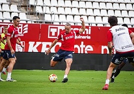 Pedro Benito, durante el entrenamiento de ayer del Real Murcia en el Enrique Roca.
