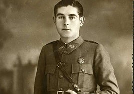 Condecorado. El llamado 'Manco de Tikún', con la cruz laureda, con vecinos en la puerta del Balneario, hoy sede del Museo Arqueológico Los Baños de Alhama de Murcia.