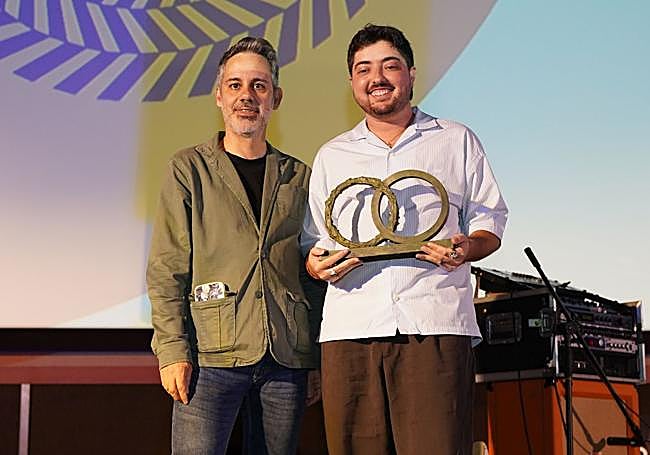 Ángel Cruz entrega el premio Panorama al murciano Ángel Morales.