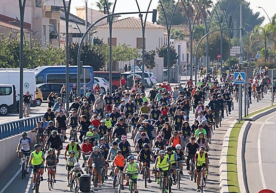 Centenares de ciclistas, este domingo, en Lorca.
