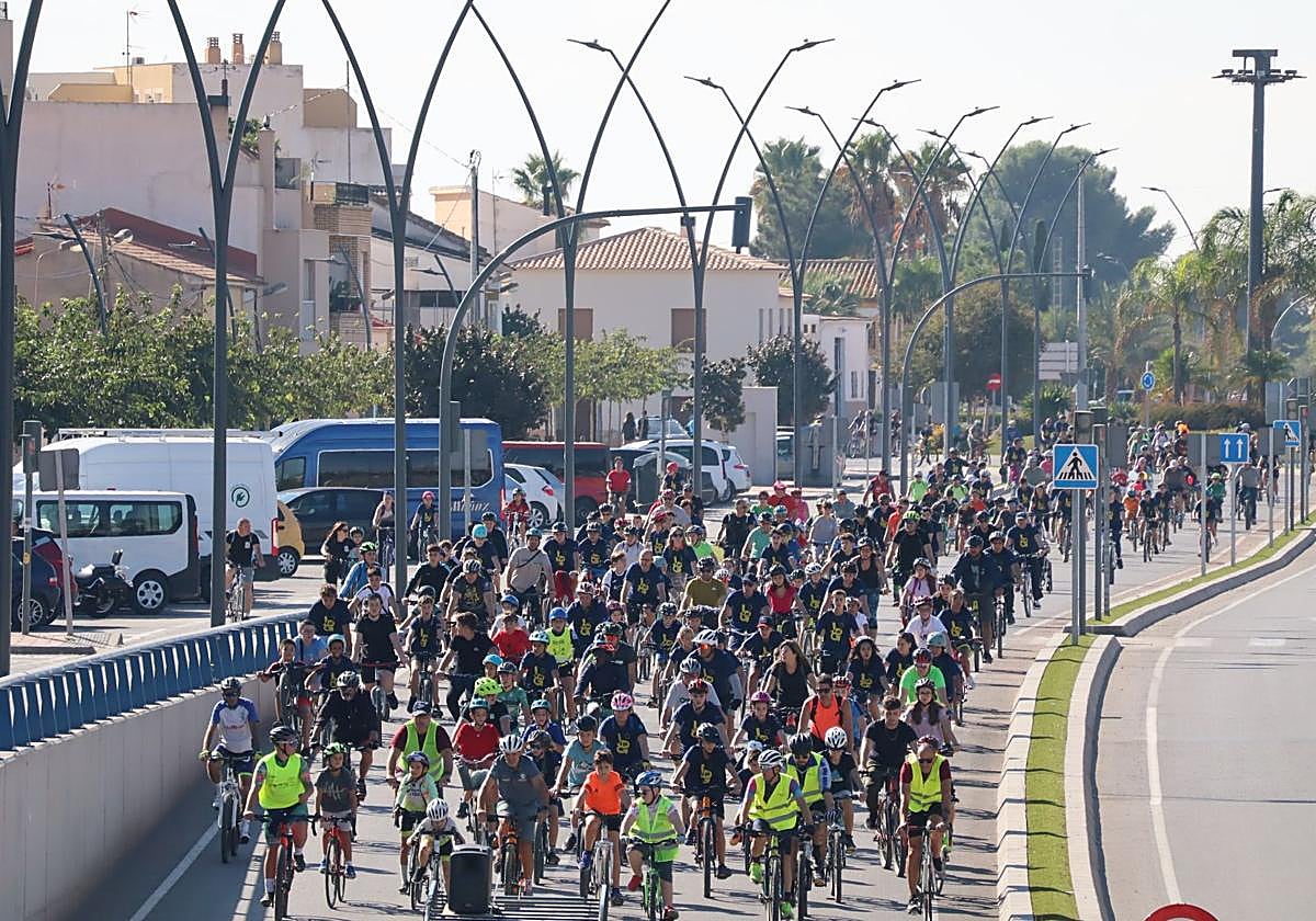 Centenares de ciclistas, este domingo, en Lorca.