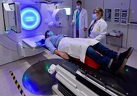 Un paciente recibe tratamiento en La Arrixaca en una imagen de archivo.