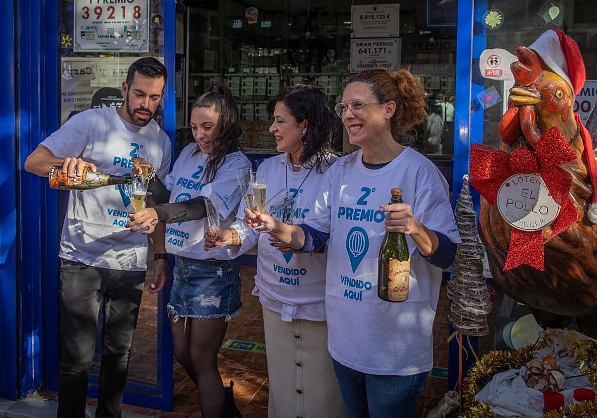 Una administración de Loterías y Apuestas del Estado celebra un segundo premio de la Lotería de Navidad.