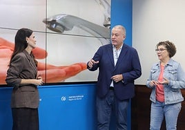 Miriam Guardiola, Francisco Bernabé y Antonia López, este lunes, en la sede del PP regional.