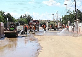 Bomberos limpiando este sábado el barro de la zona de Los Pozuelos, en San Javier.