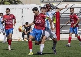 Rubén Mesa controla el balón ante la presión de Bernabéu.