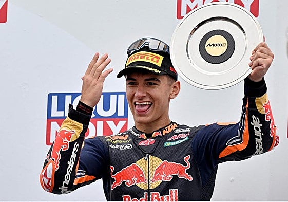 El murciano Álvaro Carpe, celebrando su tercer puesto de ayer.